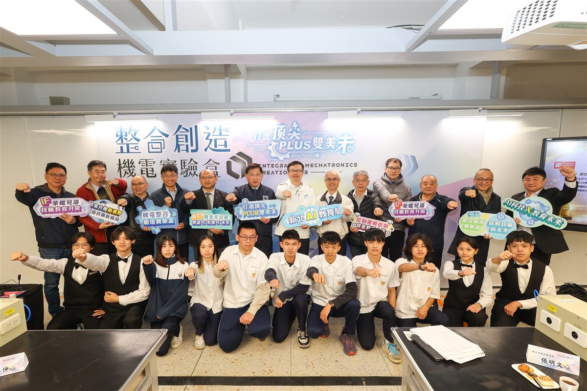 局長與產業科大家長會及學生在雙美未實習工場合照