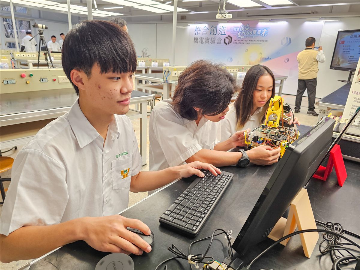 淡水商工同學進行機電整合專題實作