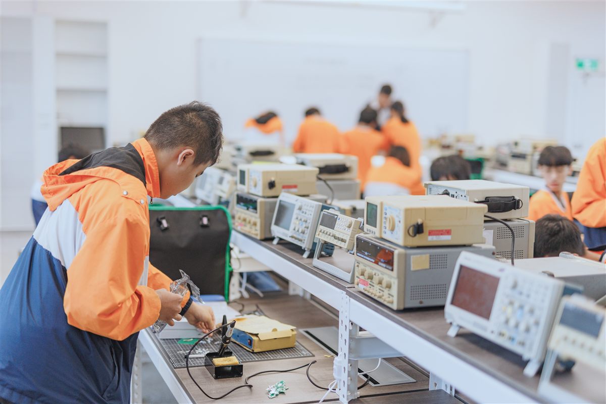 瑞芳高工資訊科學生在簡潔明亮工場學習